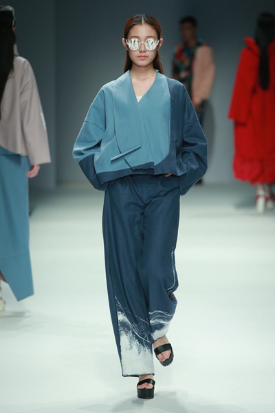 北京服裝學(xué)院 'Already Here'的自我表達(dá)——服裝T臺(tái)秀場(chǎng)的創(chuàng)意呈現(xiàn)